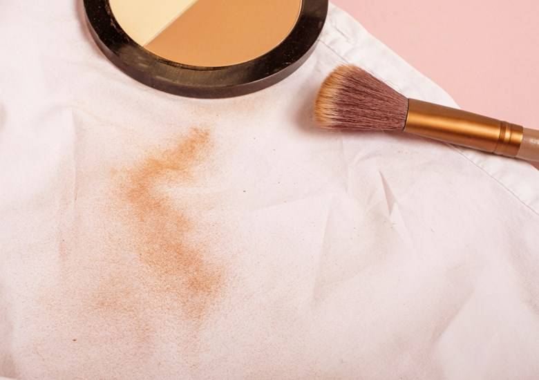 Jak usunąć plamy z makijażu?