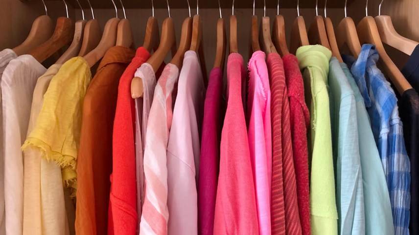 Przedłużanie życia kolorowych ubrań